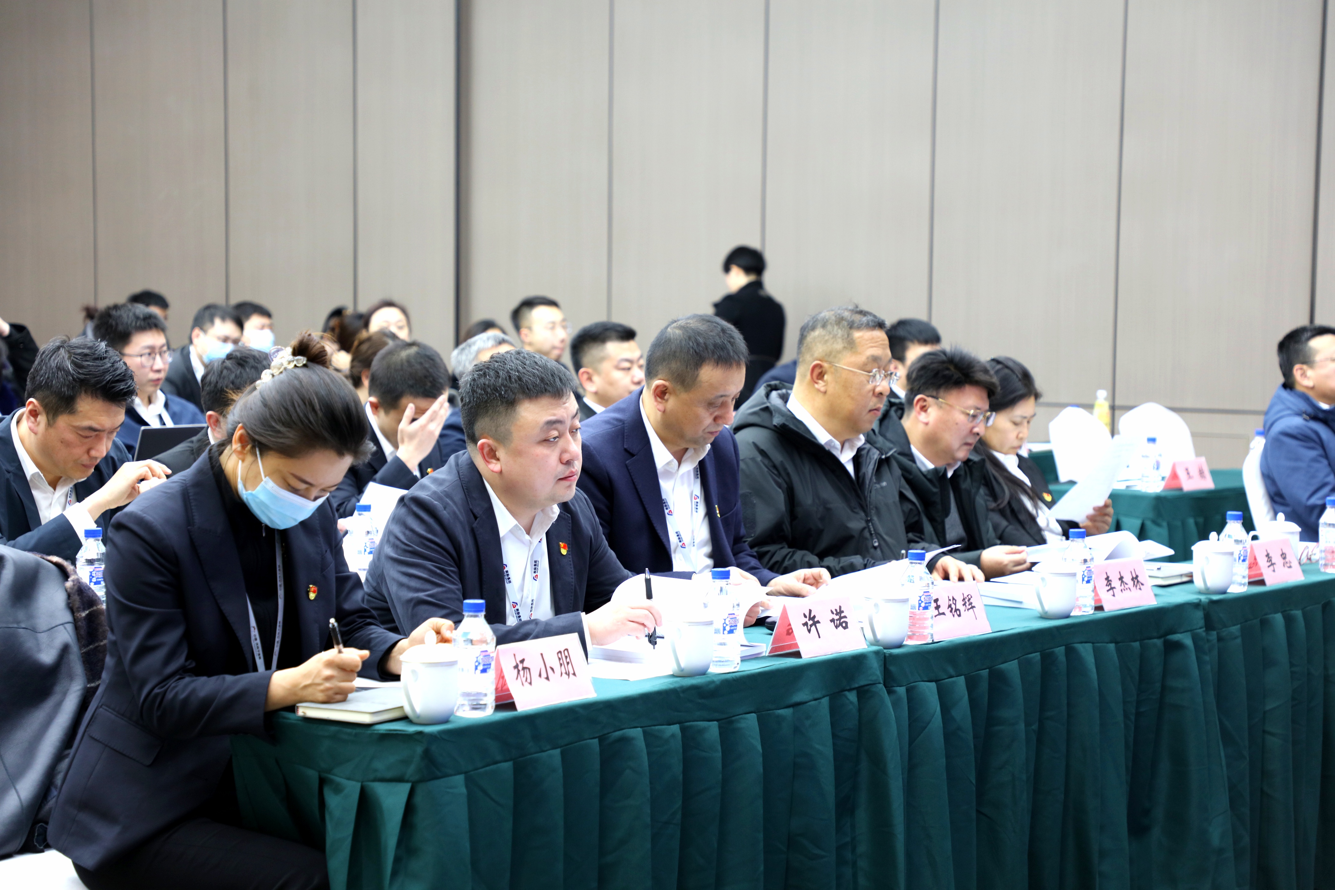 集團(tuán)舉行機(jī)關(guān)中層干部、借調(diào)和駐村干部2022年度述職測評會議