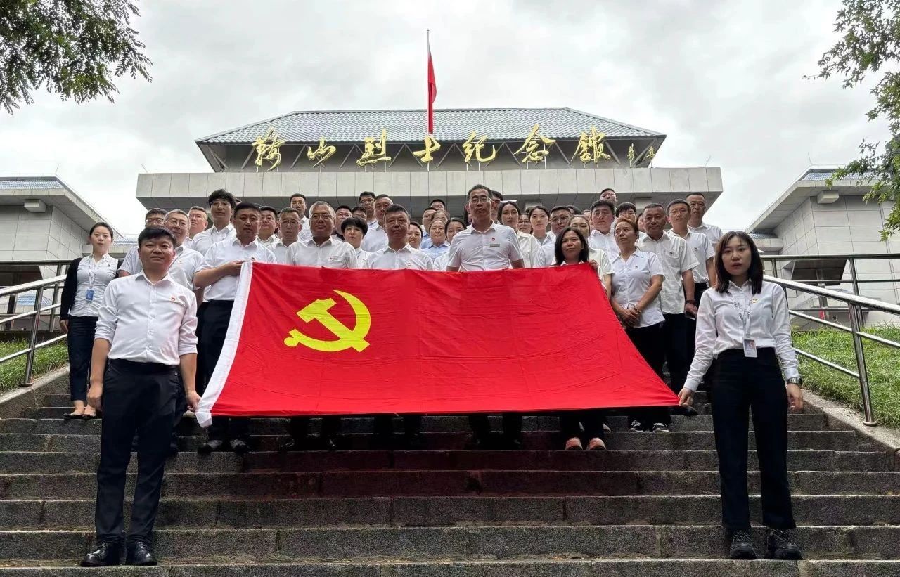 鞍勤集團(tuán)、公服集團(tuán)開展“憶初心、強(qiáng)黨性、轉(zhuǎn)作風(fēng)、建新功”慶“七·一”主題黨日活動